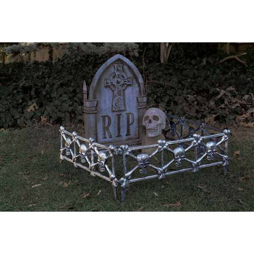 Clôture de cimetière noire avec détails de têtes de mort