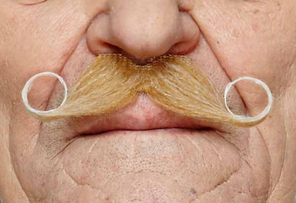 MOUSTACHE BLONDE WHI TE 9.5 CM X 5 CM