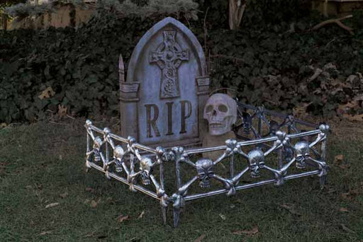 Clôture de cimetière noire avec détails de têtes de mort