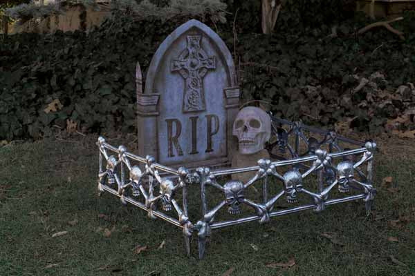 Black Graveyard Fence with Skull Details