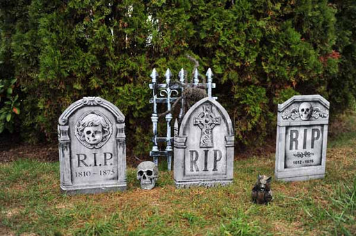 Pierre tombale d'Halloween de 22 pouces avec visage et crâne photoréalistes