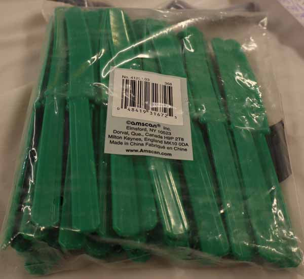 Festive Green Plastic Knives, 50 Count